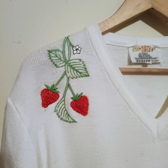 Vintage Cyn Les Shirlee Designs Strawberry Sweater-Large-Embroidered-Cottagecore - Picture 4 of 9